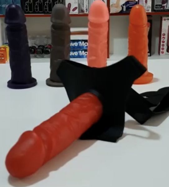 STRAP-ON COM PRÓTESE AROMÁTICA